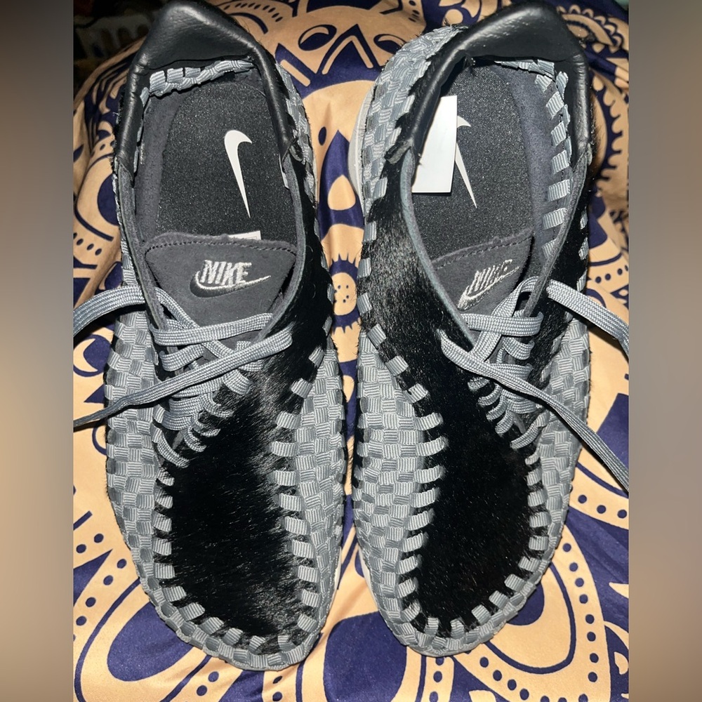 Nike Women's Black and Gray Athletic Shoes - Picture 2 of 7